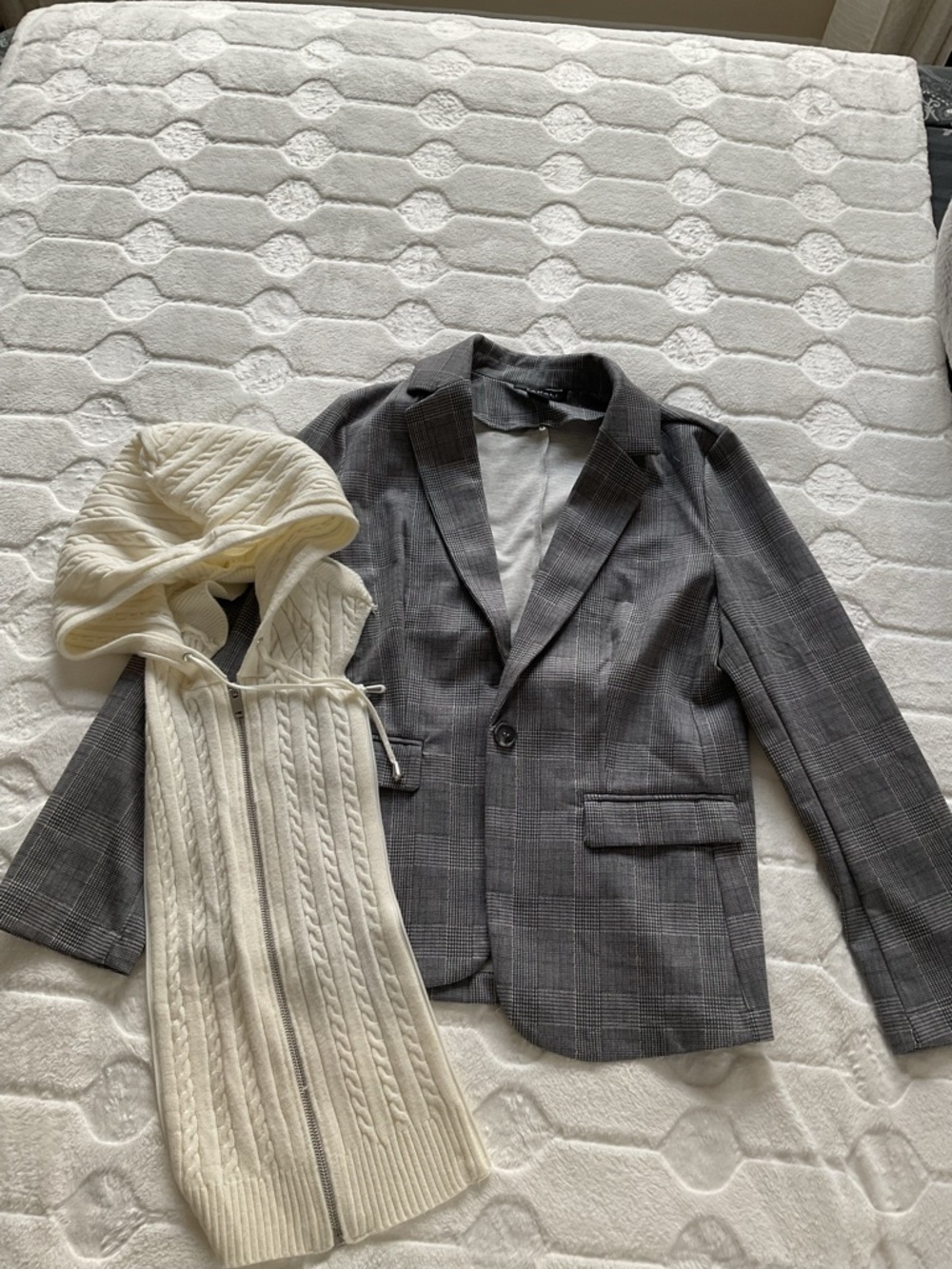 Tahari Women Plaid Blazer Jacket w/ Removable Hoodie Insert Gray Size L 2-in-1 - Picture 4 of 10